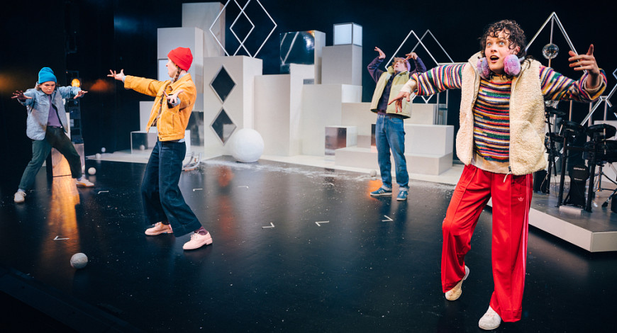 Die vier Kinder-Figuren aus der Inszenierung "Die Schneekönigin" spielen zusammen